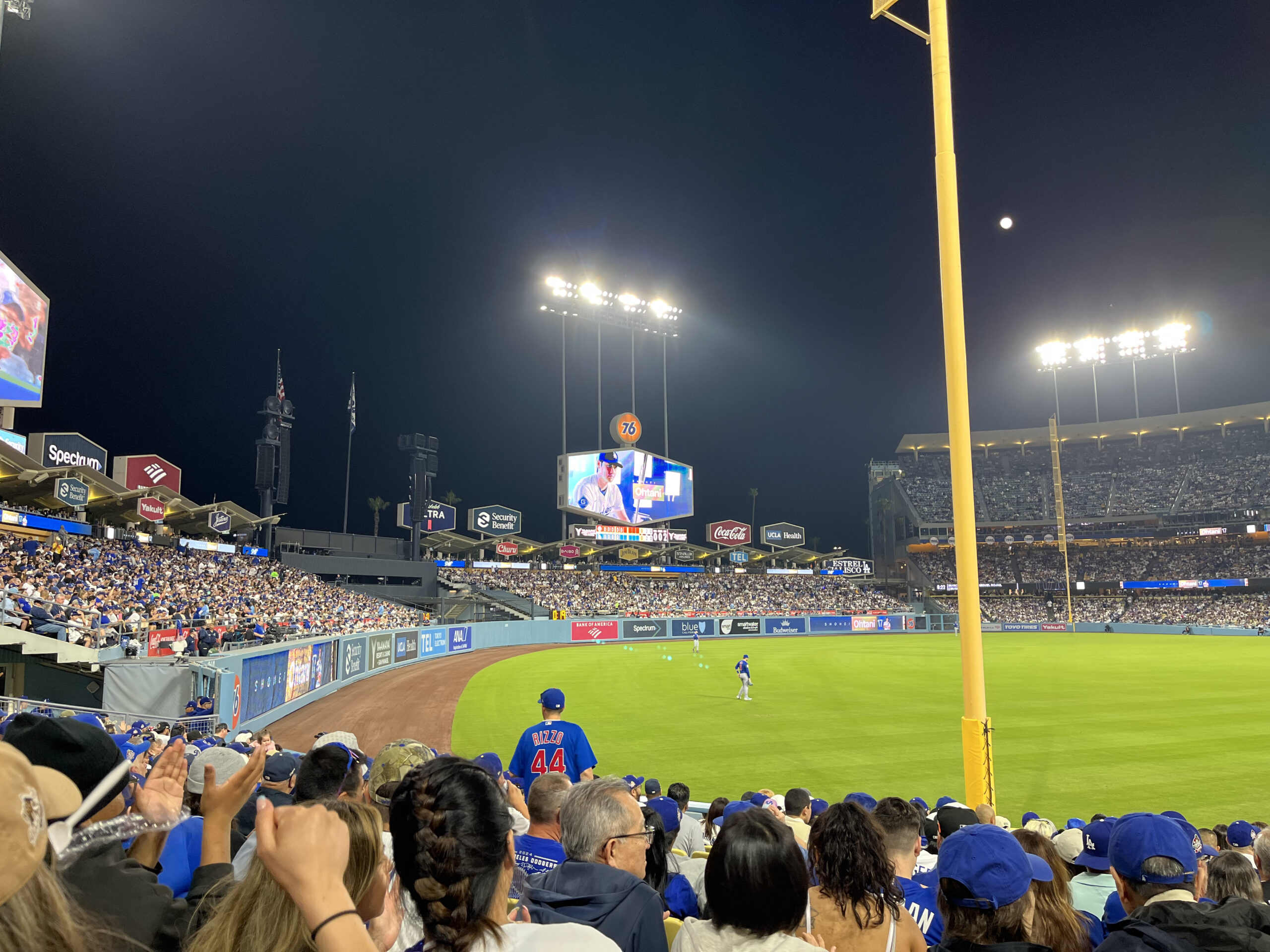 ライトアップされた夜のスタジアム