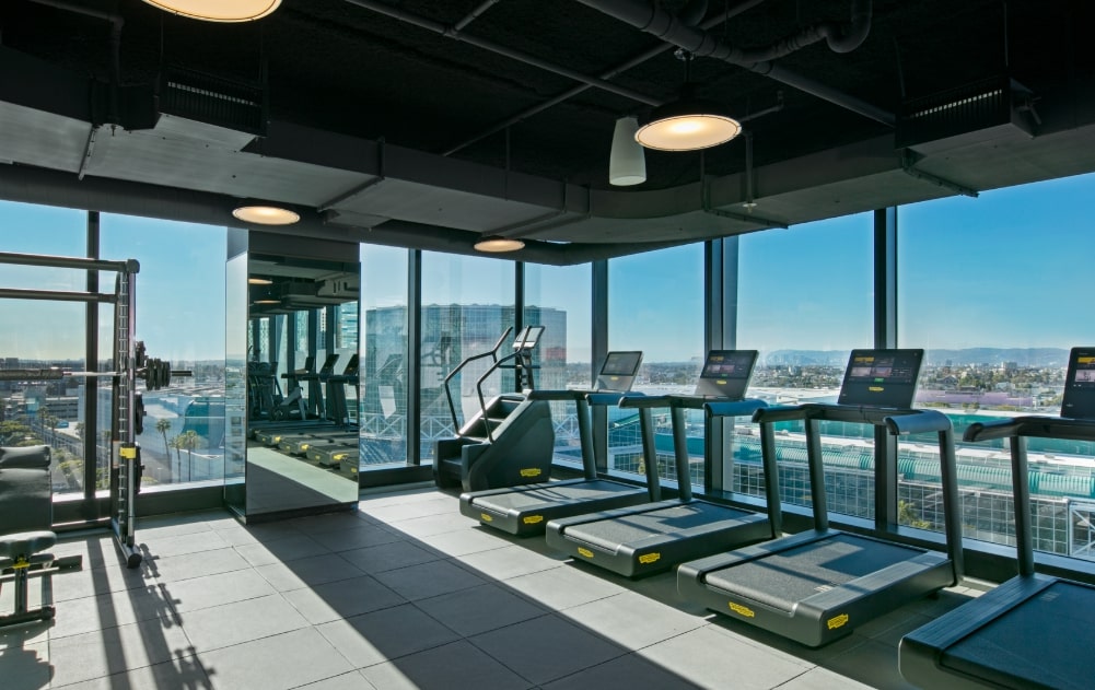 ↑ ロサンゼルスを見下ろせるジム　 / 写真提供：Moxy + AC Hotel Downtown Los Angeles