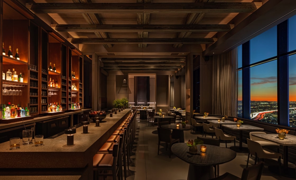 落ち着いたバー　／　写真提供：Moxy + AC Hotel Downtown Los Angeles


