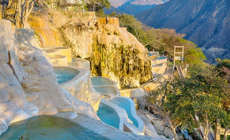 秘境メキシコ・トラントンゴの温泉と洞窟で過ごす、手に汗握る最高の一日