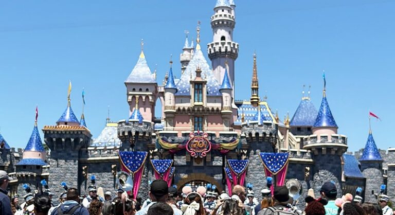カリフォルニアディズニーランド・リゾート 70周年 完全ガイド|パレード・ショー・新アトラクション・開催はいつまで?