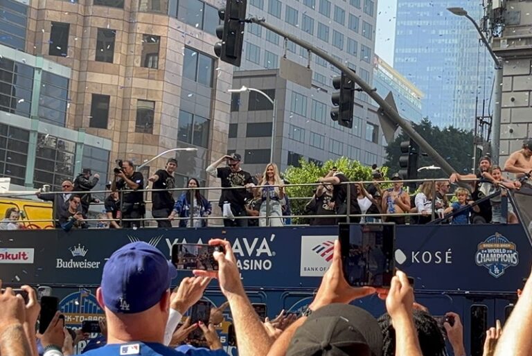ロサンゼルス・ドジャース優勝パレード2025｜連覇を祝うLAファンの熱狂を現地から