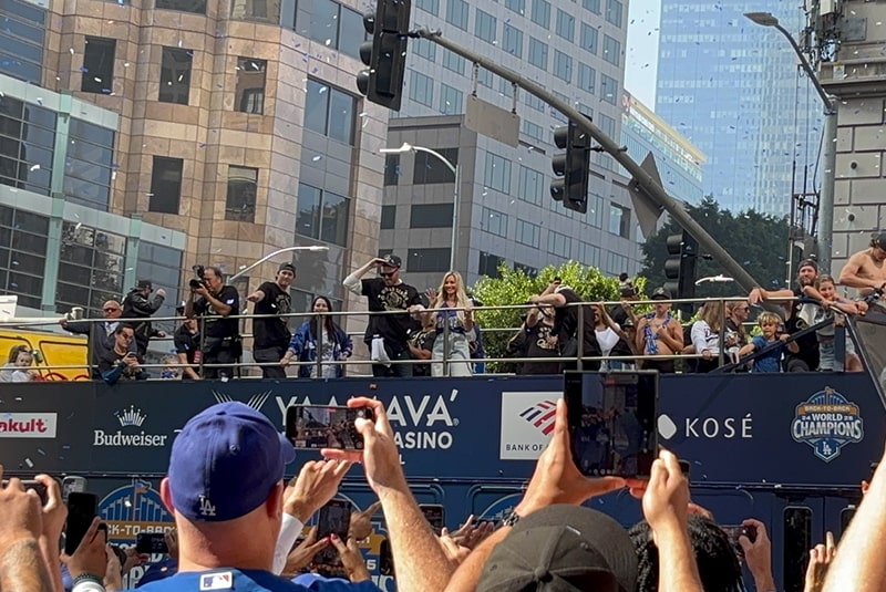 ロサンゼルス・ドジャース優勝パレード2025｜連覇を祝うLAファンの熱狂を現地から