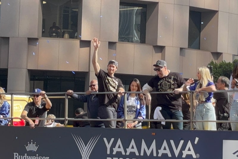 観客の声援に応える大谷翔平選手と真美子夫人