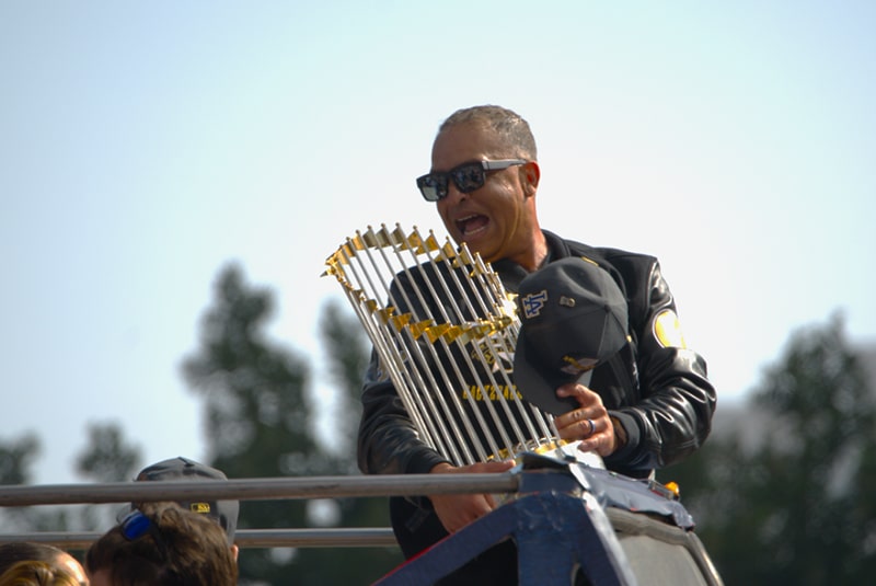 トロフィーを持った監督