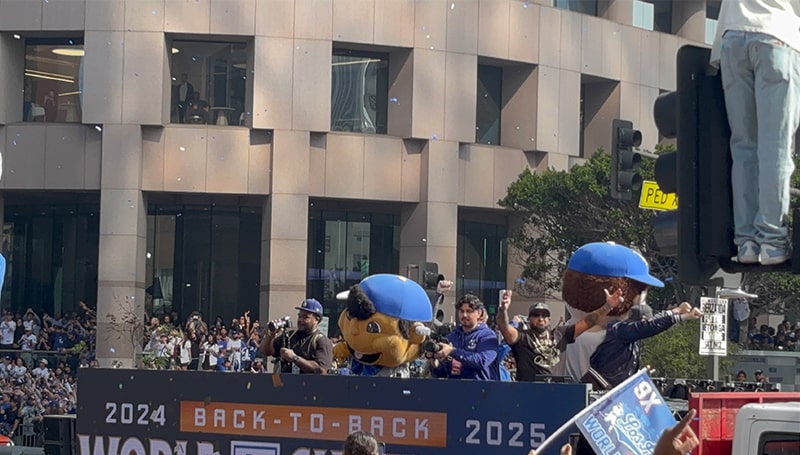 着ぐるみもパレードに参加