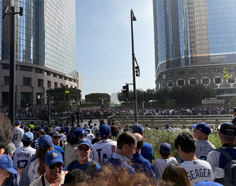 祝賀イベントに溢れる人々の様子