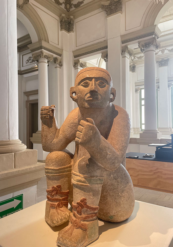 マヤ文明:座る人像