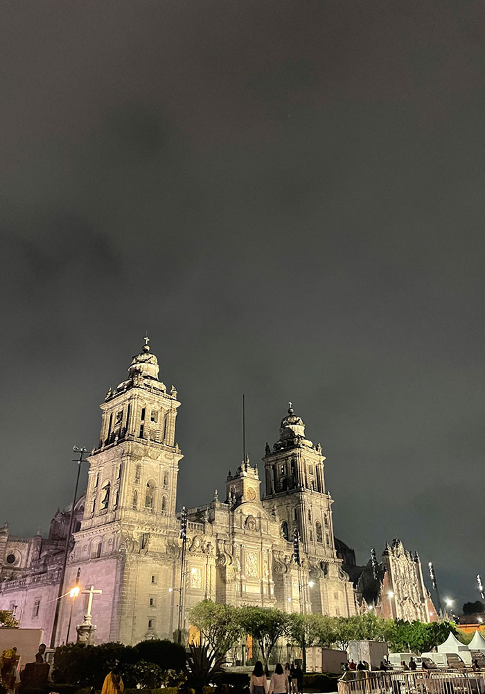 夜のメトロポリタン大聖堂