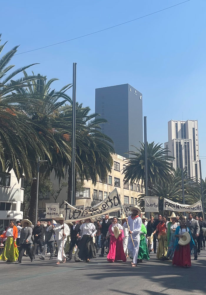 パレードを行進する人々