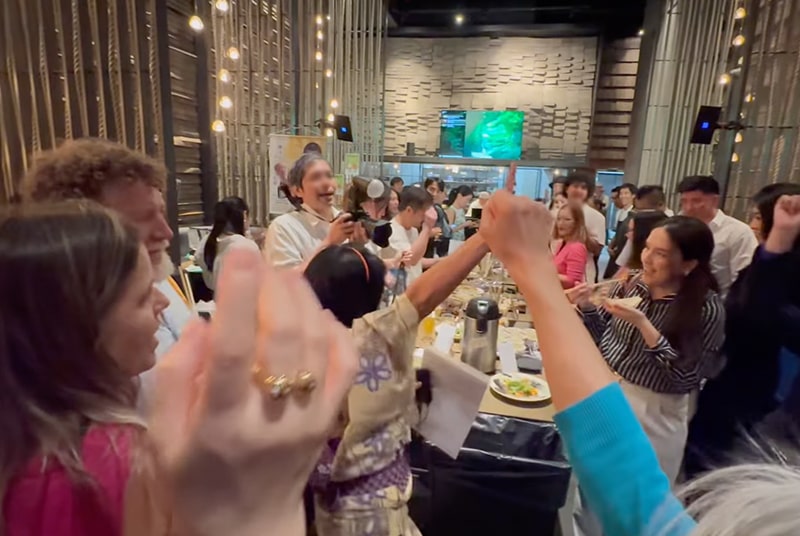 司会者が明いトークで店内のお客様を盛り上げます