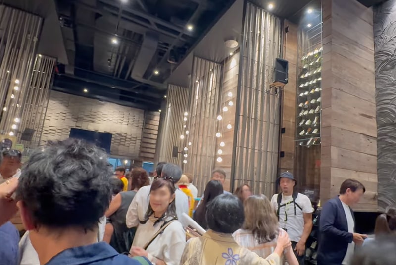 店内には様々な国籍のお客さんが