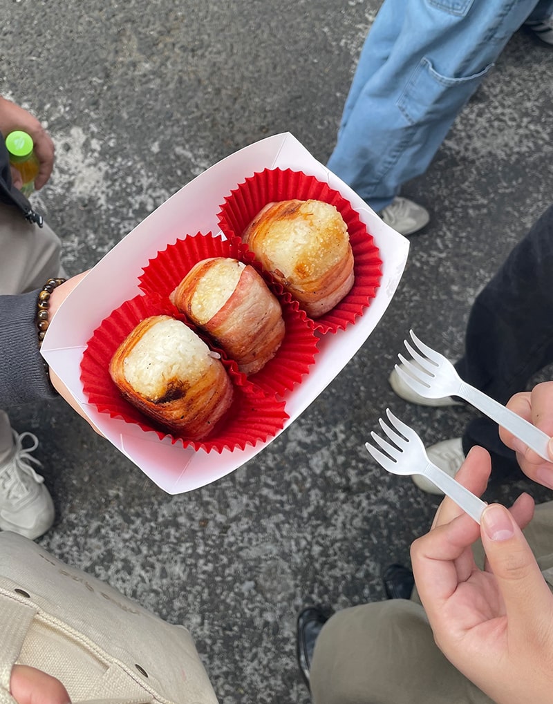 行列ができていた、ベーコンがまかれたおにぎり