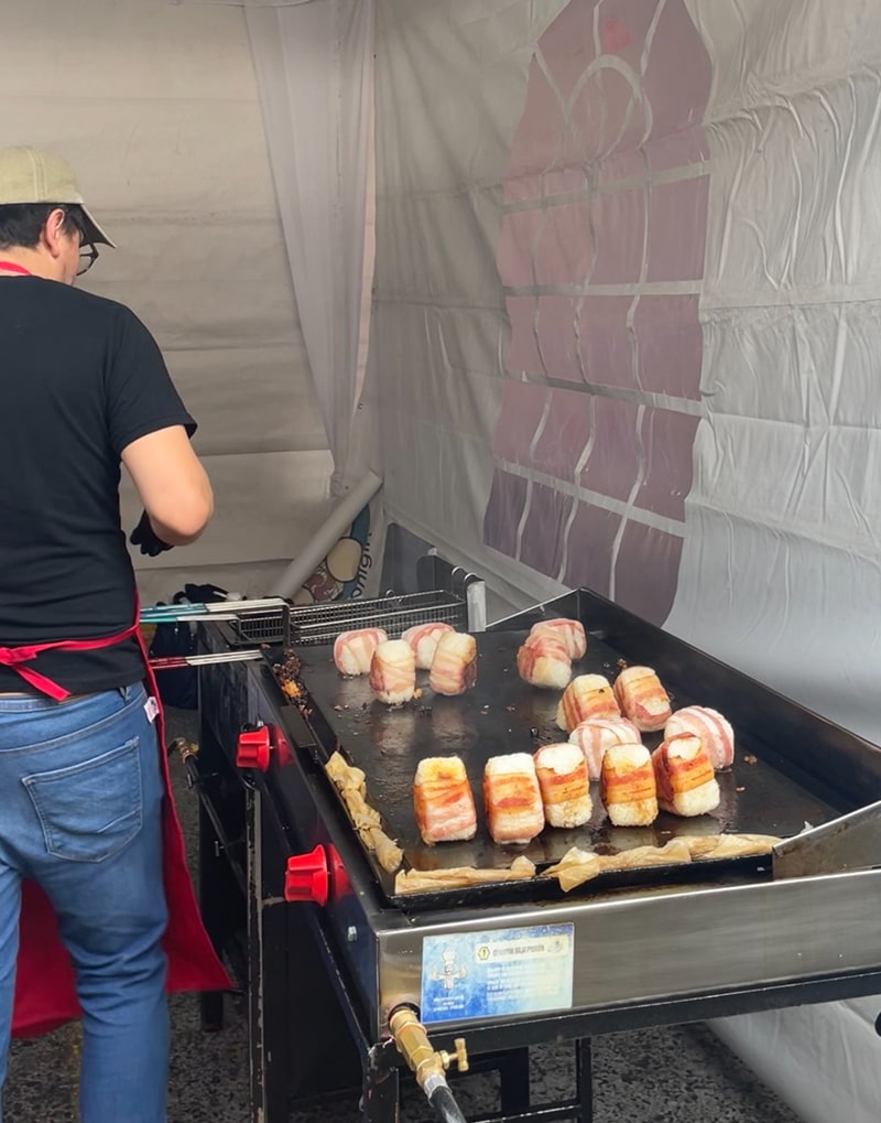 行列ができていた、ベーコンがまかれたおにぎり