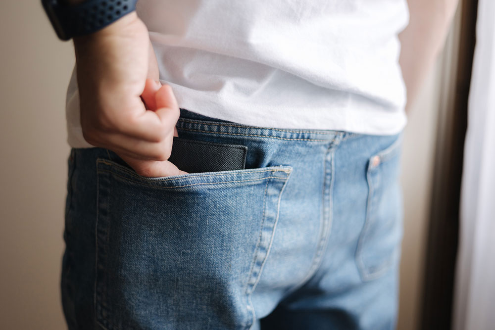 スマホをポケットに入れる男性