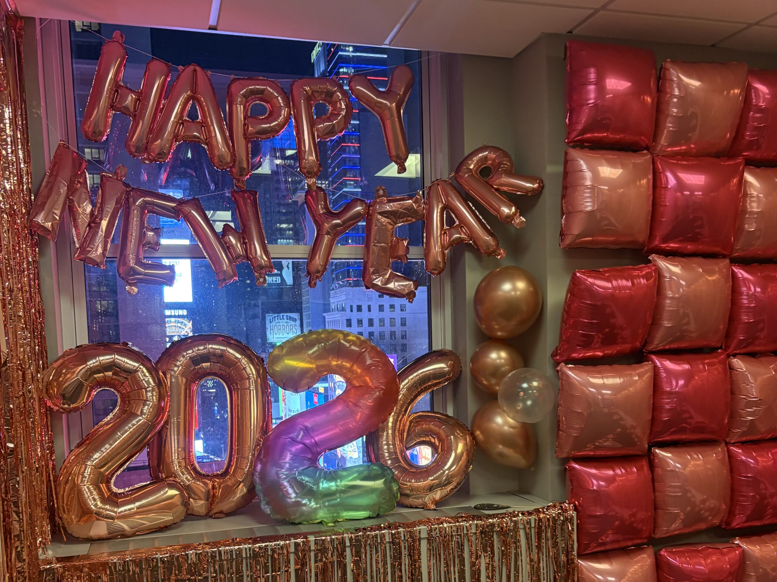 会場内　窓辺の飾り付け　風船