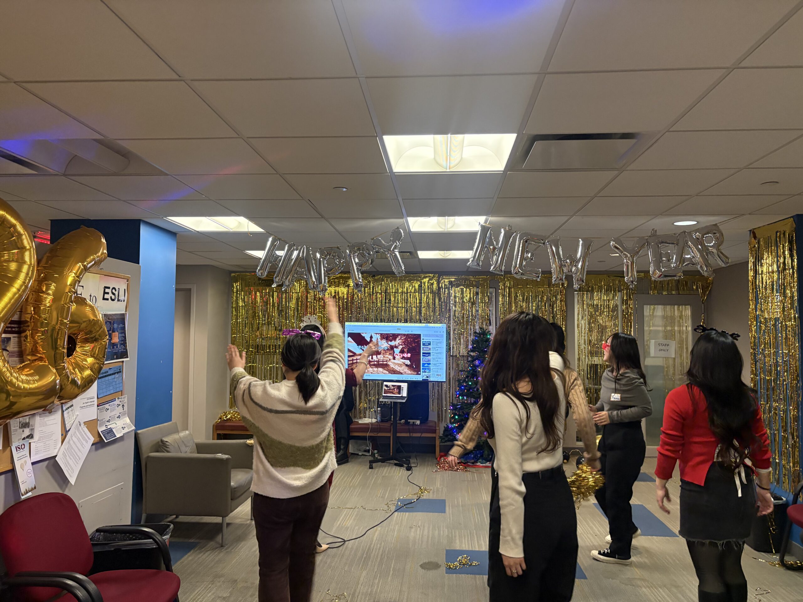 パーティーを思い思いに愉しむ参加者たち