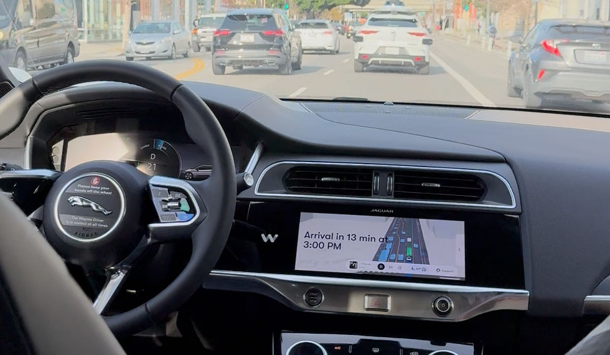 無人タクシーで近未来体験