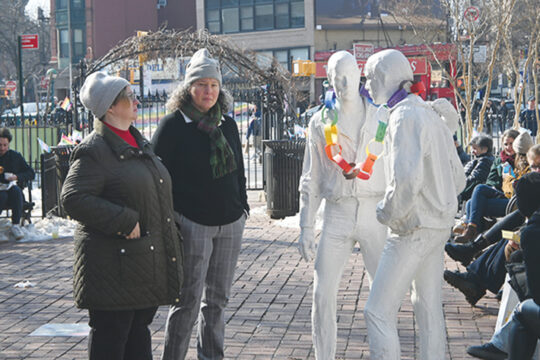 鉄橋の旗復活　LGBTQの象徴　ストーンウオールに