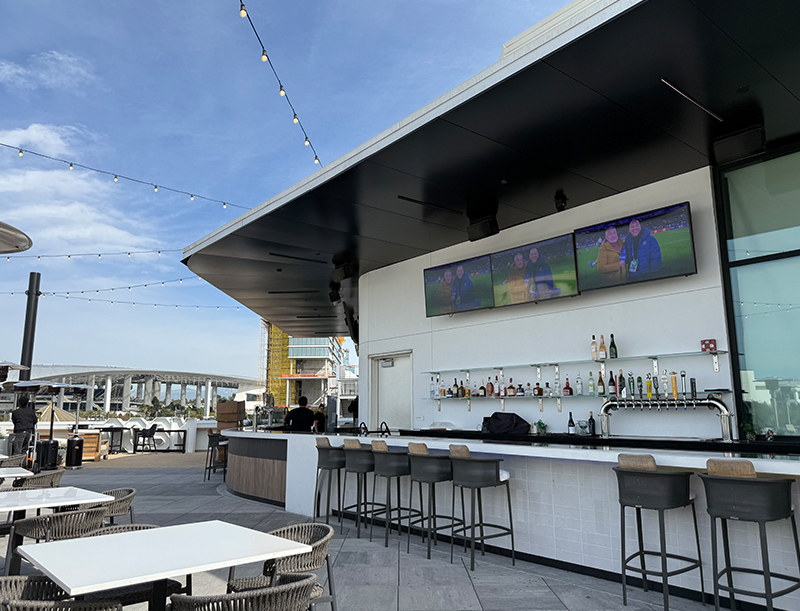 テラスにある屋外バー