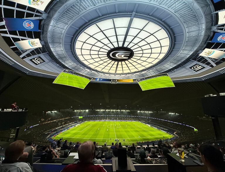 【2026年最新】LA観光の新定番！映画とスポーツを五感で味わう施設「Cosm」超没入体験ガイド