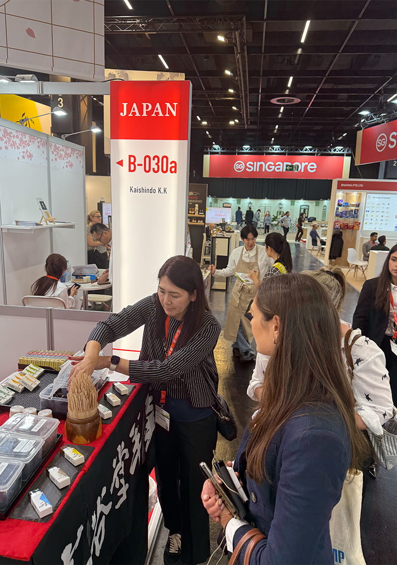2025年10月、ドイツのケルンで開催された食品展示会。参加者の注目を集める回進堂のブース 