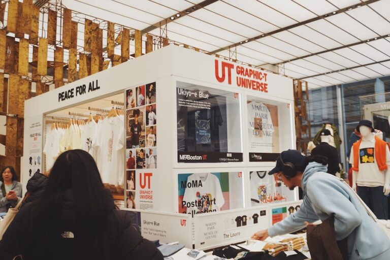 ニューヨーカーから愛される「ユニクロ」、新店舗のオープン初日は早朝から500人以上が待機…「銀行」のビルを活用した店内に潜入