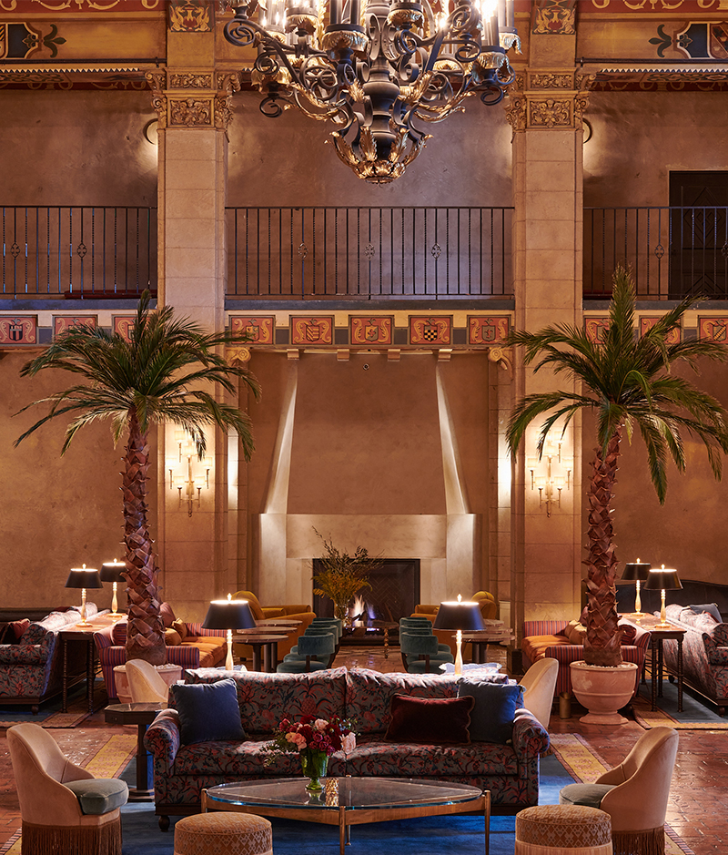 広々としたロビーに飾られたシャンデリア