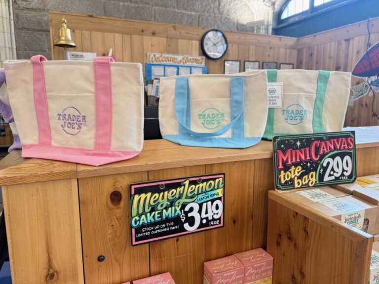 2.99ドルのトートが “ステータス” に？ トレジョのバッグが世界的にヒットした理由