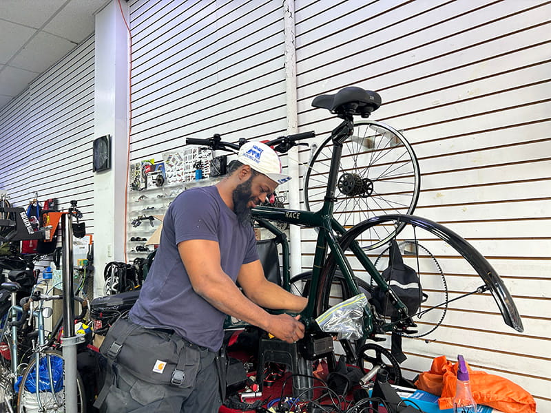 持ち込まれた自転車を点検するジョナサン