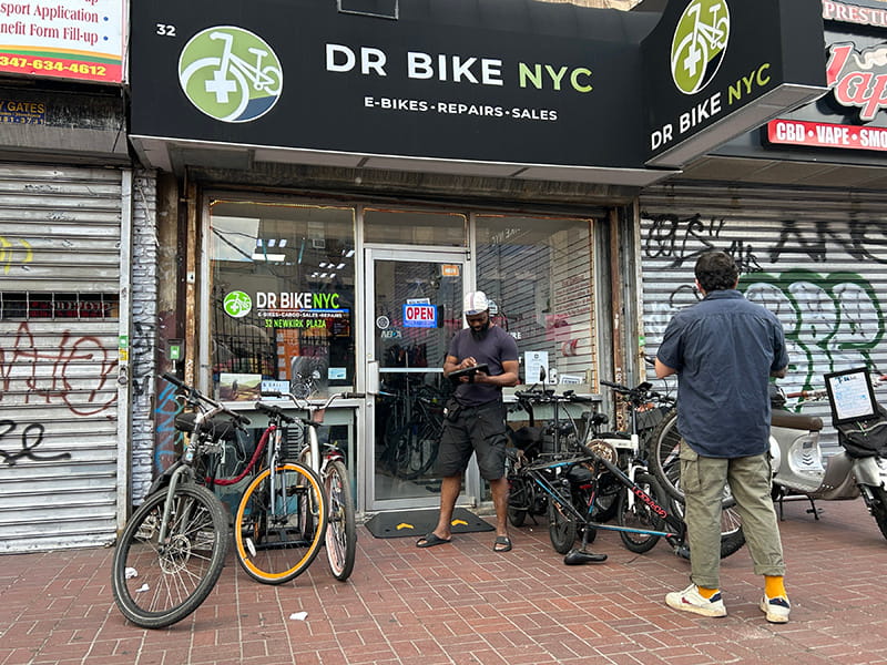 店頭に並べられた様々な自転車やスクーター 