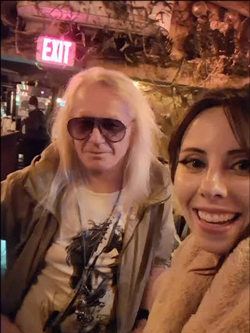 様々な楽器を操る才能あふれるミュージシャン、エリカ（Erika Mancini）と