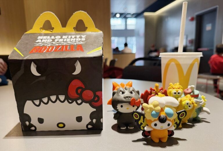 34歳が本気で沼った…マクドナルド「ハッピーセット」　NYで話題“サンリオ×ゴジラ”コンプが大変すぎた