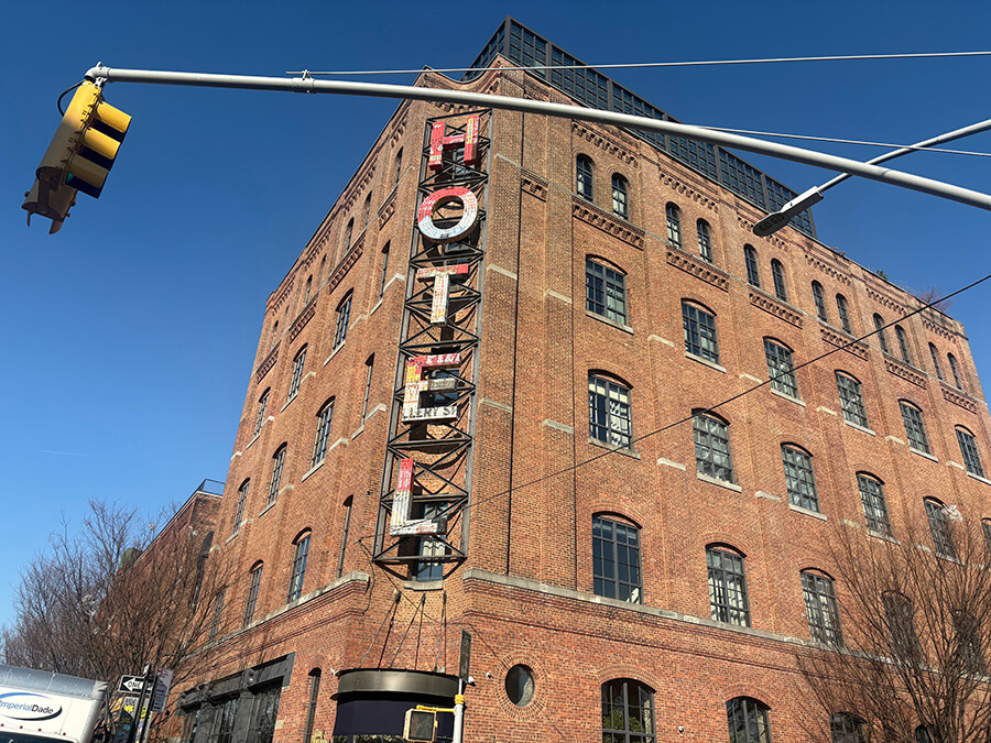 ウィリアムズバーグ「Wythe Hotel」宿泊レポ｜1901年築の樽工場で、マンハッタンを離れた究極の「NY時間」